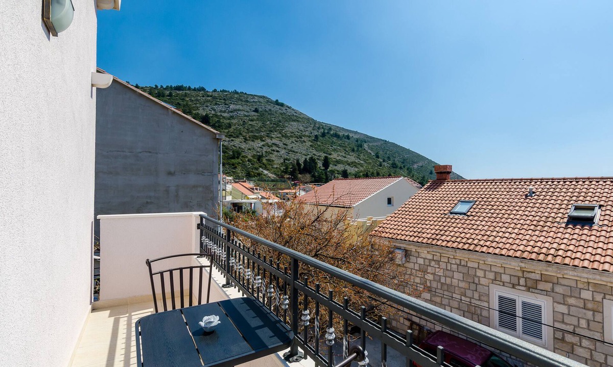 Gruz Apartment | Apartments Life - One Bedroom Apartment with Balcony and Sea View