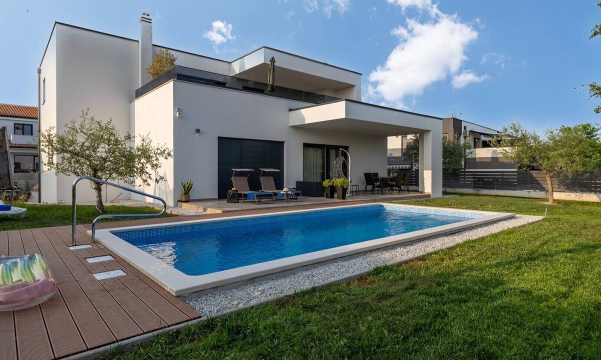 Vrvari Apartment | App Ana with Shared Pool and Jacuzzi