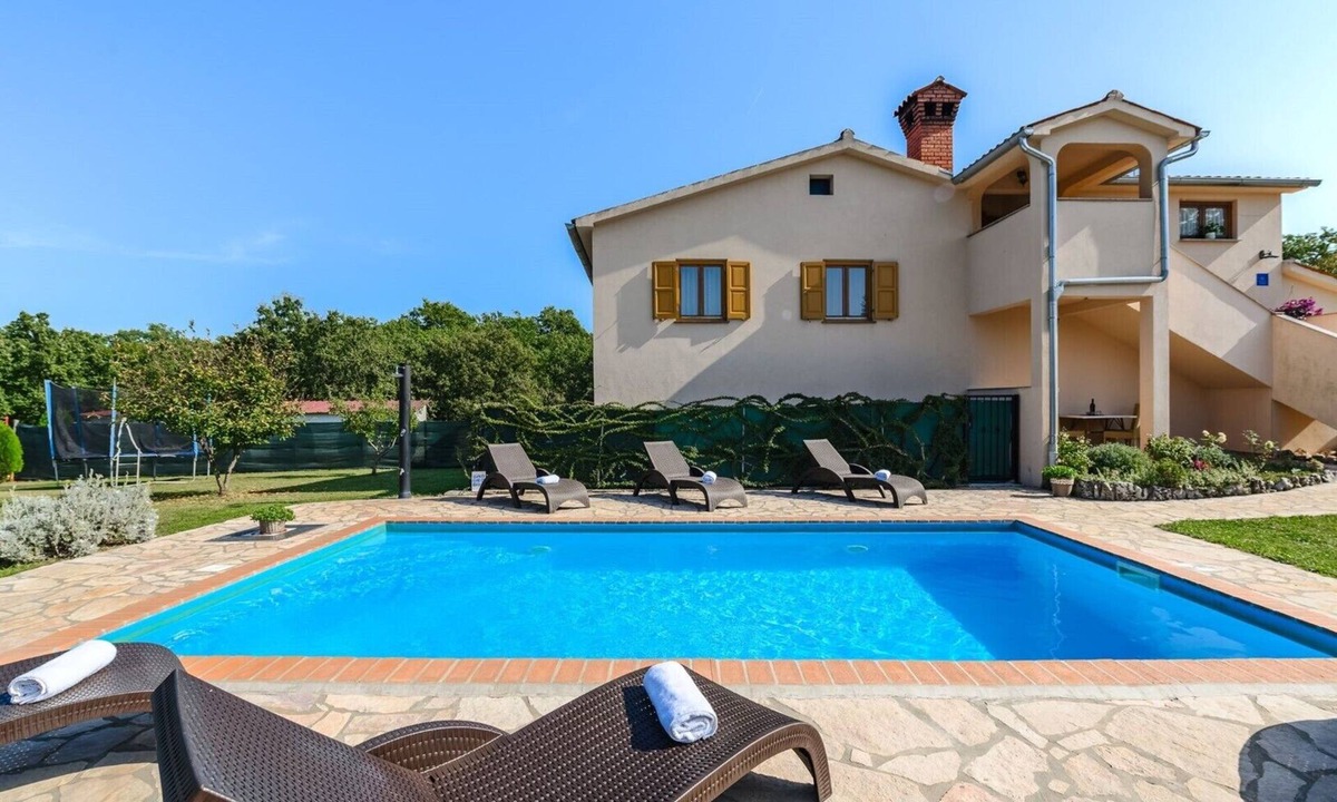 Brecevici Apartment | App Sadina with Private Pool and Garden