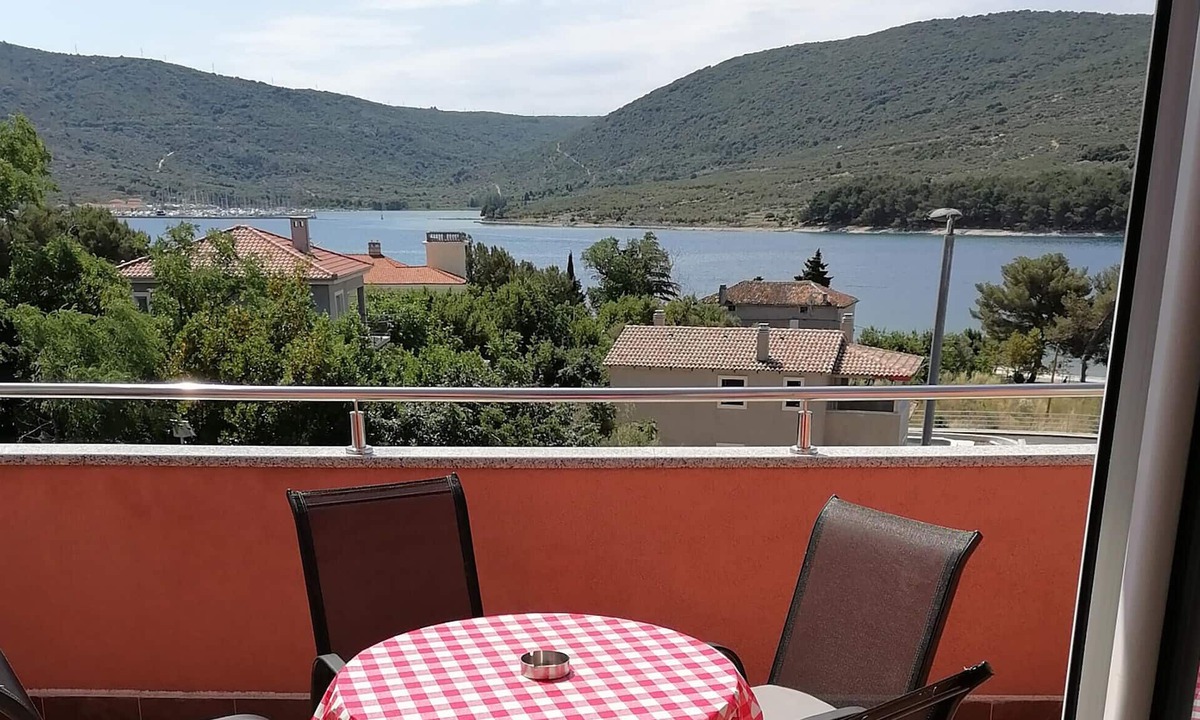 Cres Apartment | Awesome apartment in Cres with house sea view