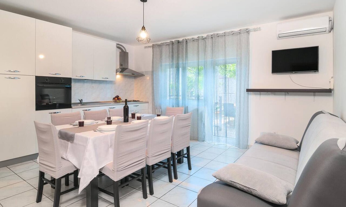 Dugi Rat Apartment | Awesome apartment in Dugi Rat with WiFi