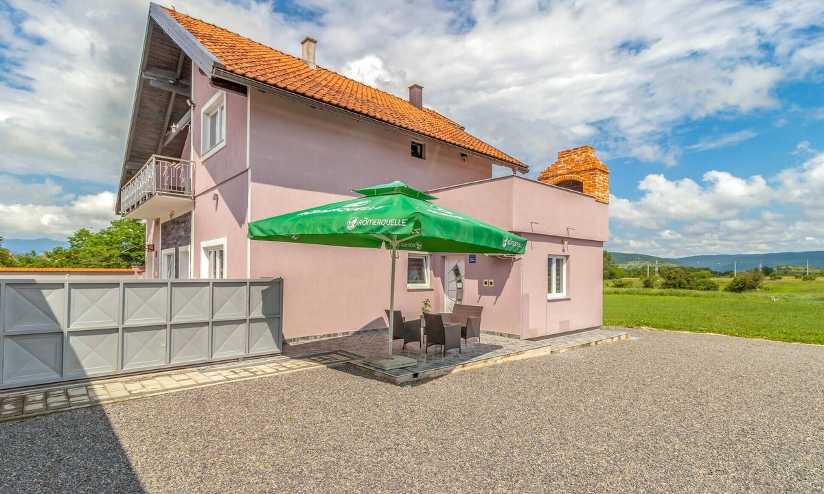 Otocac Apartment | Awesome apartment in Otocac with WiFi