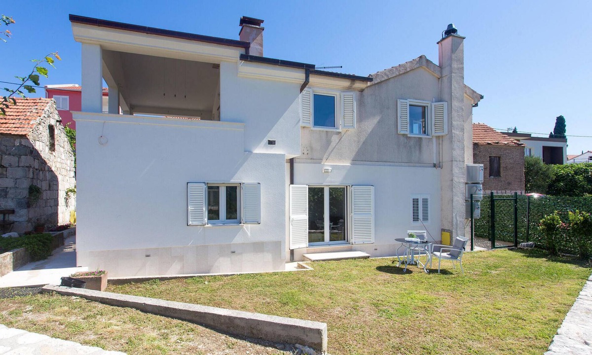Omis Apartment | Awesome apartment in Podgrade with WiFi