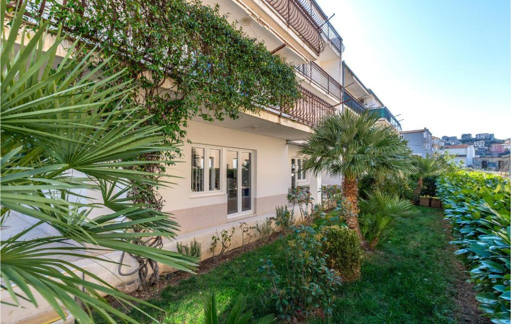 Podstrana Apartment | Awesome apartment in Podstrana w/ WiFi and 3 Bedrooms