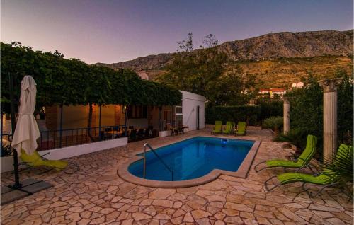 Dugi Rat House | Awesome Home In Dugi Rat With Wifi