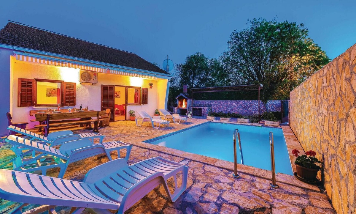Primorski Dolac House | Awesome home in Primorski Dolac