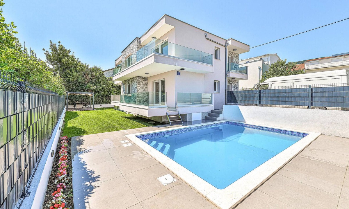 Kastel Luksic House | Awesome home in Kastel Luksic