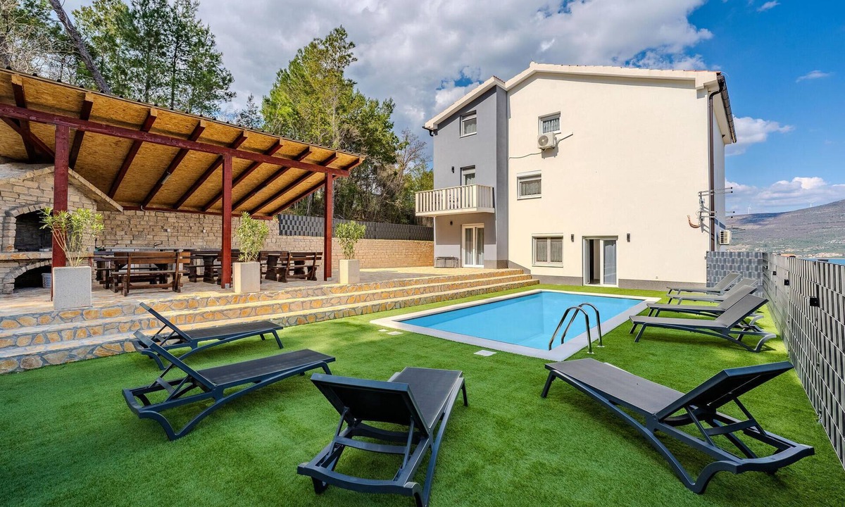 Donji Karin House | Awesome home in Karin