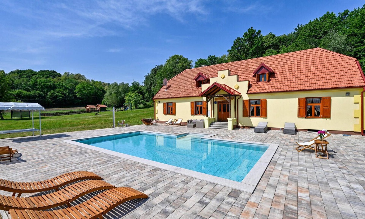 Konjscina House | Awesome home in Konjscina