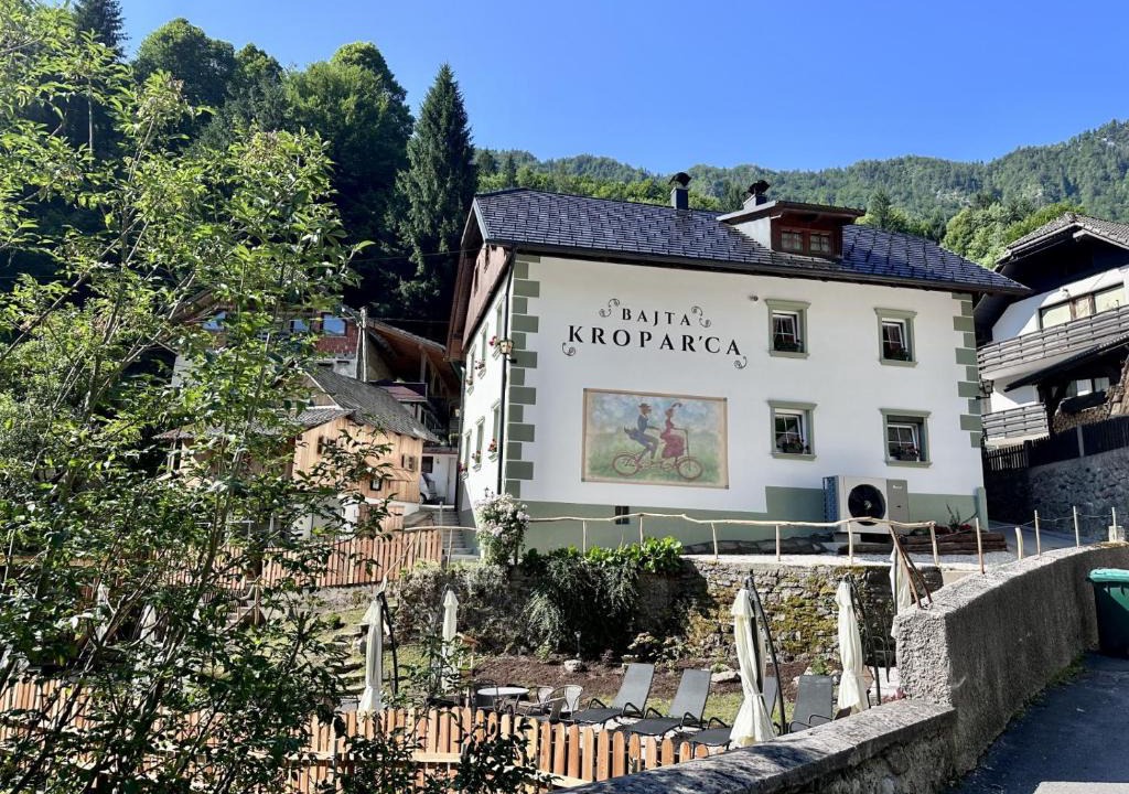 Kropa Hostel | Bajta Kroparica