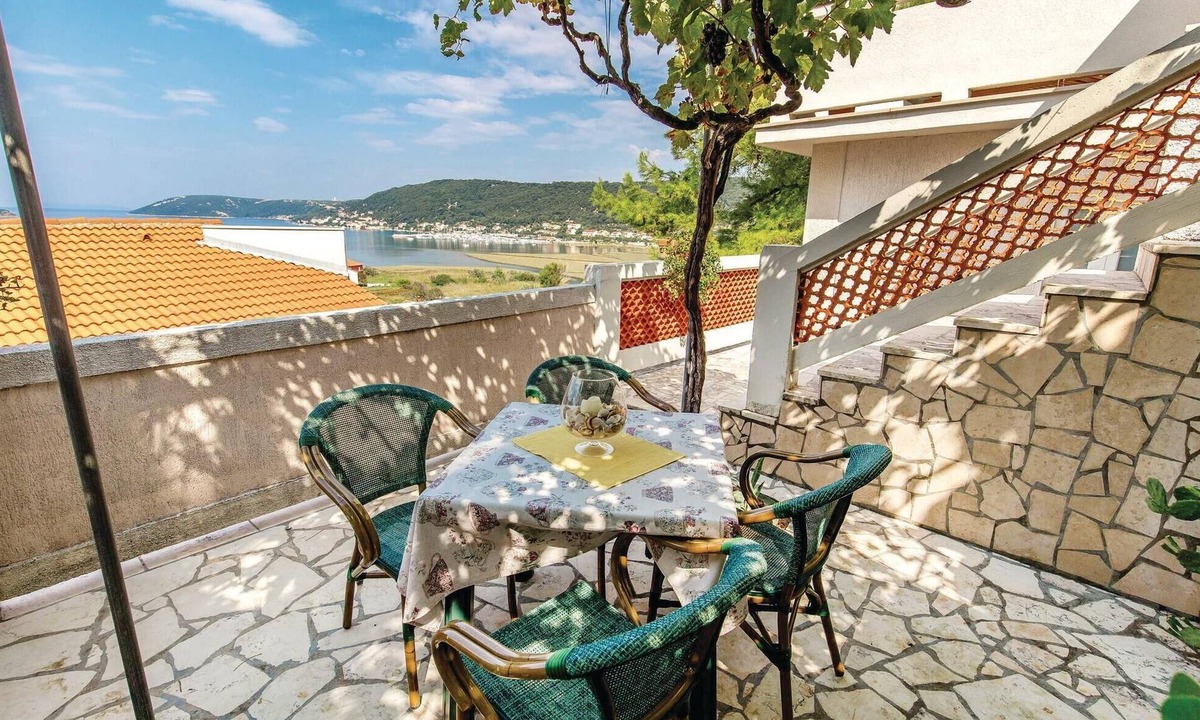 Supetarska Draga Apartment | Beach front apartment in Supetarska Draga