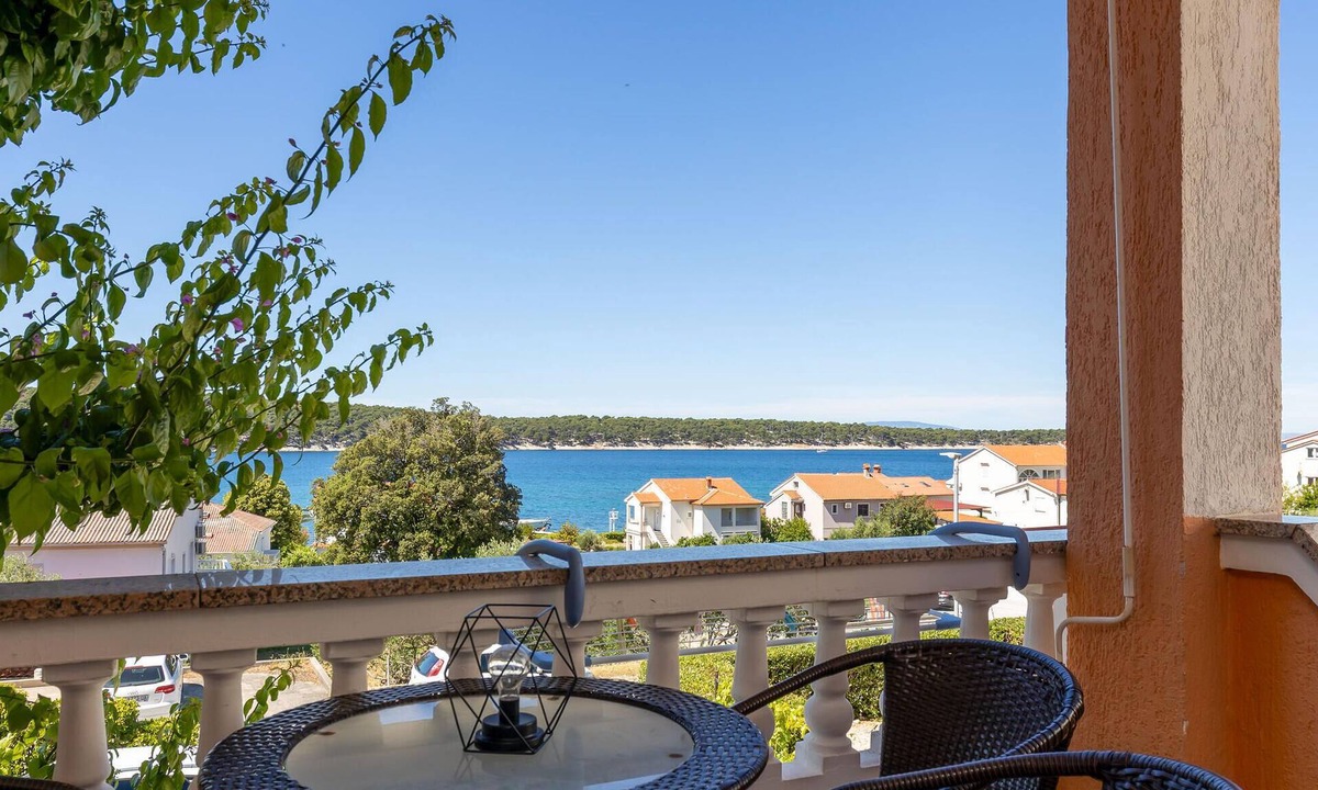 Rab Apartment | Beach front apartment in Barbat na Rabu with WiFi