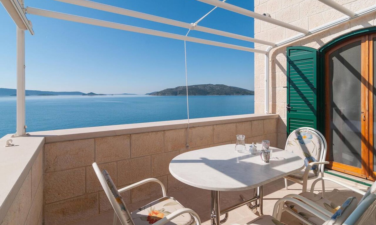Okrug Donji Apartment | Beach front apartment in Okrug Donji with WiFi