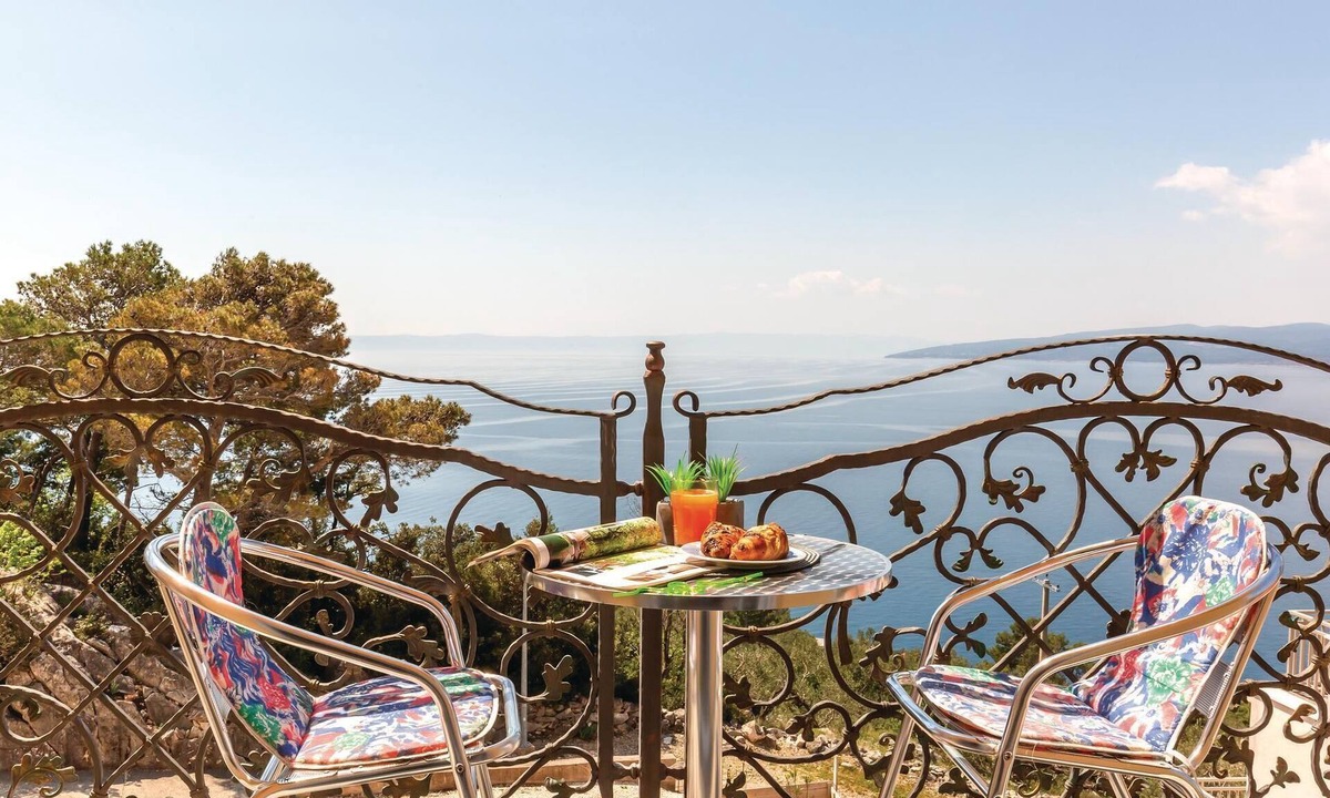 Bratus Apartment | Beach front apartment in Krvavica with WiFi