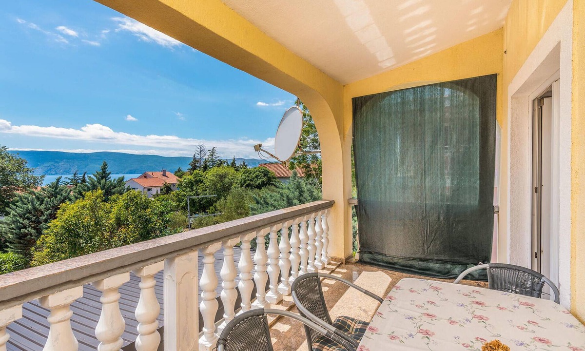 Krk Apartment | Beach front apartment in Pinezici