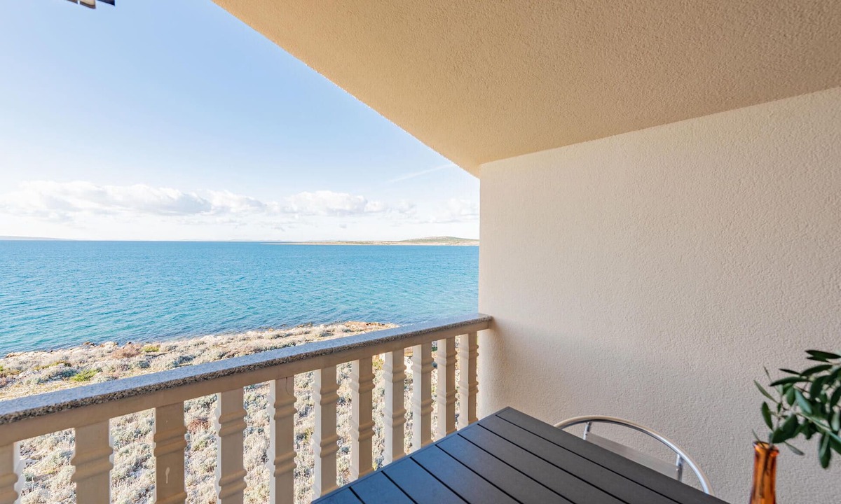 Kosljun Apartment | Beach front apartment in Kosljun with WiFi