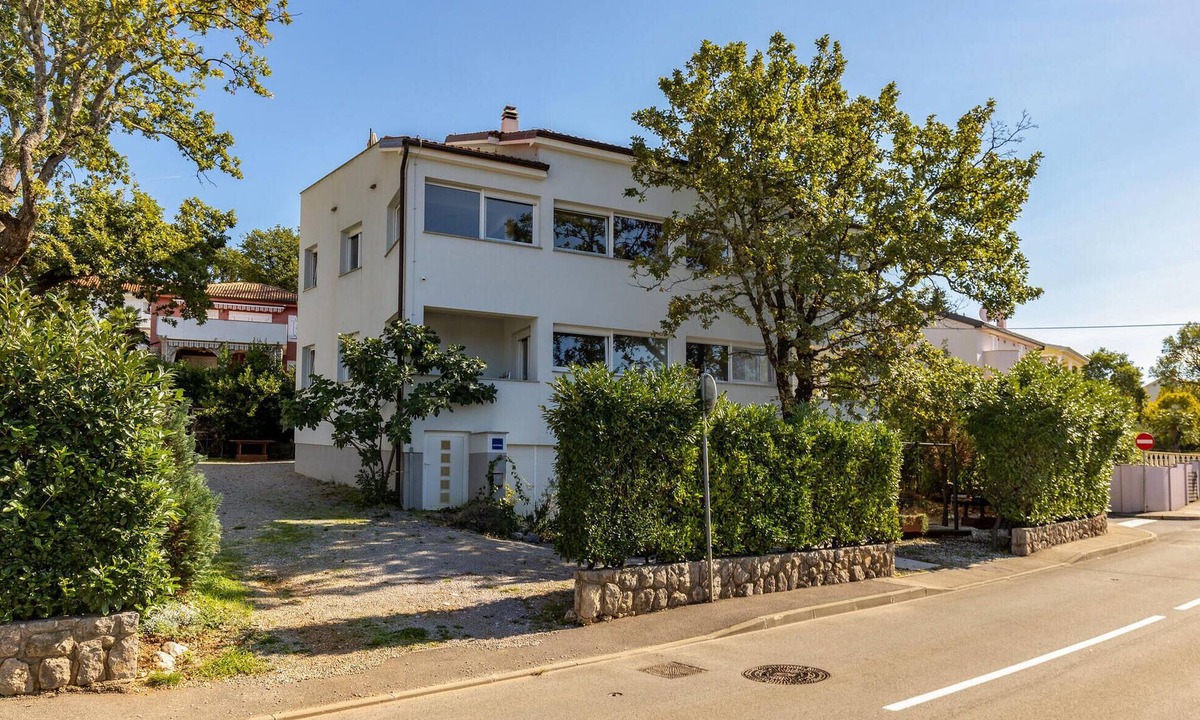 Njivice Apartment | Beach front apartment in Njivice with WiFi