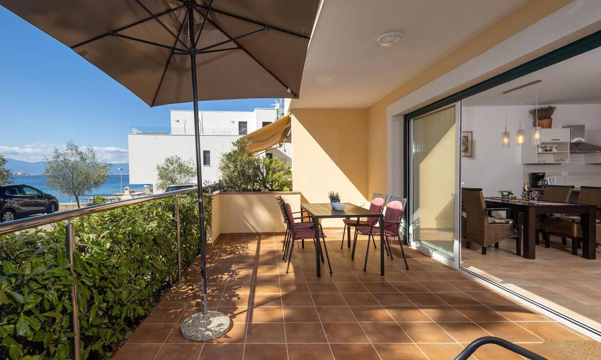 Omisalj Apartment | Beach front apartment in Omisalj with WiFi