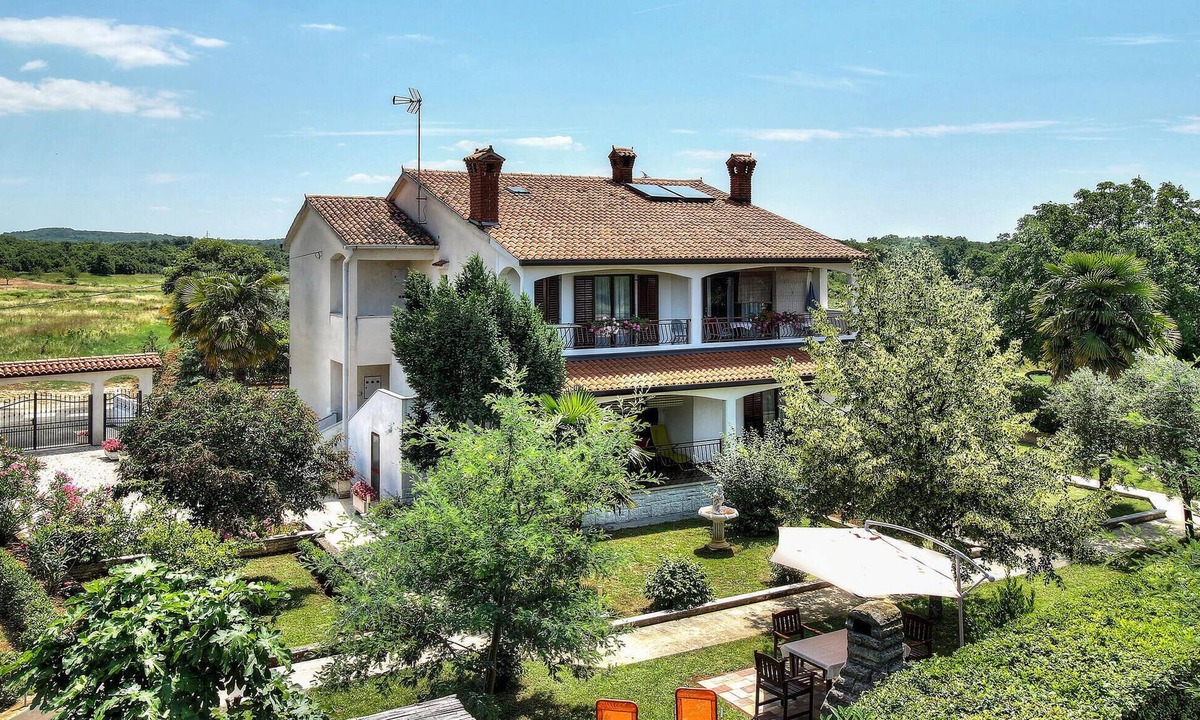 Mugeba Apartment | Beach front apartment in Porec with WiFi