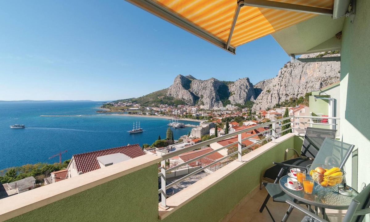 Omis Apartment | Beach front apartment in Omis with house sea view