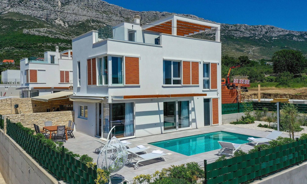 Kastela House | Beach front home in Kastel Gomilica