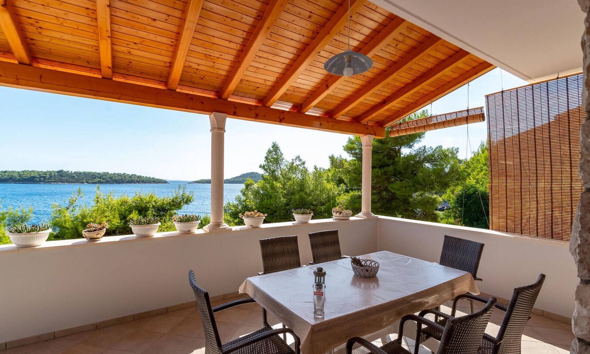 Prizba House | Beach front home in Blato with house sea view