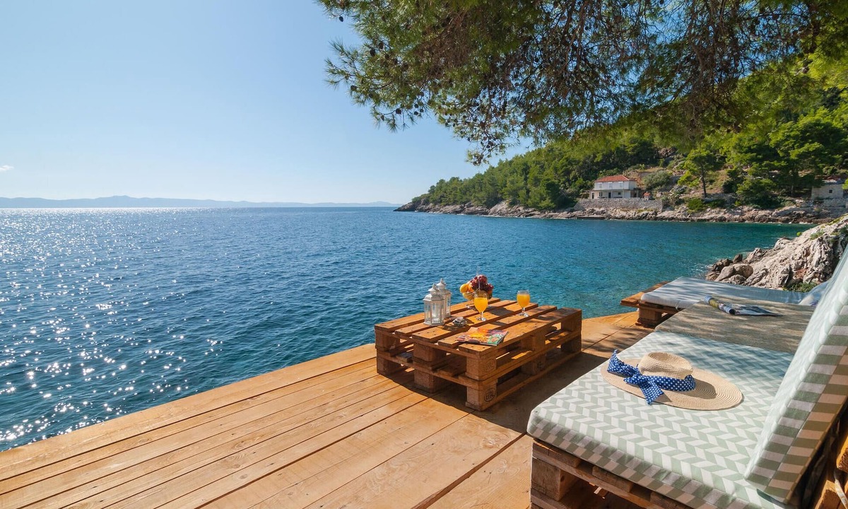 Gdinj House | Beach front home in Gdinj with WiFi