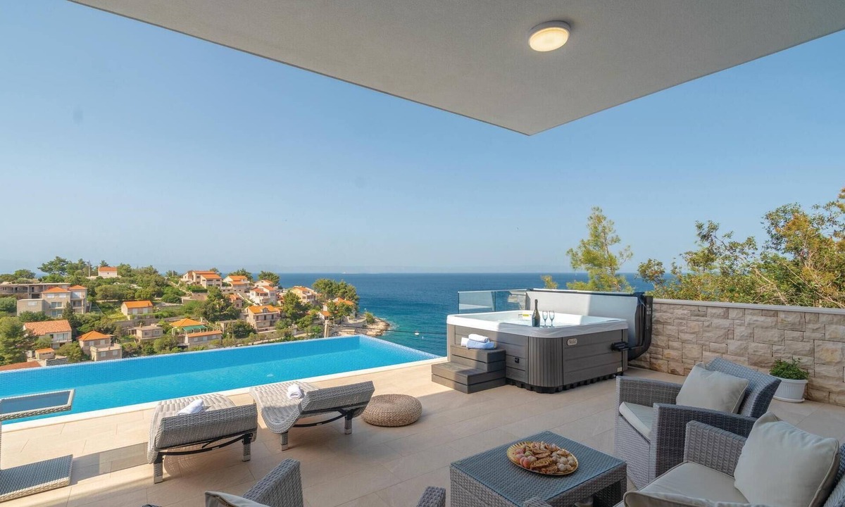 Prigradica House | Beach front home in Prigradica with sauna