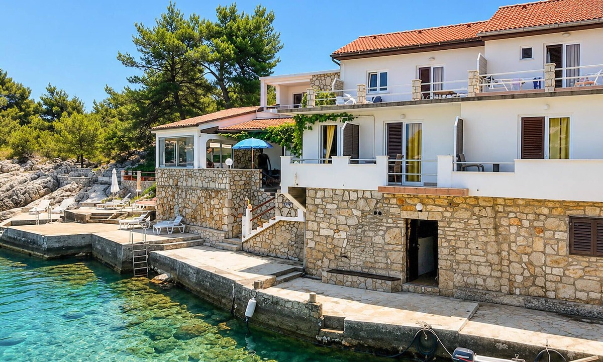 Pokrivenik House | Beach front home in Zastrazisce