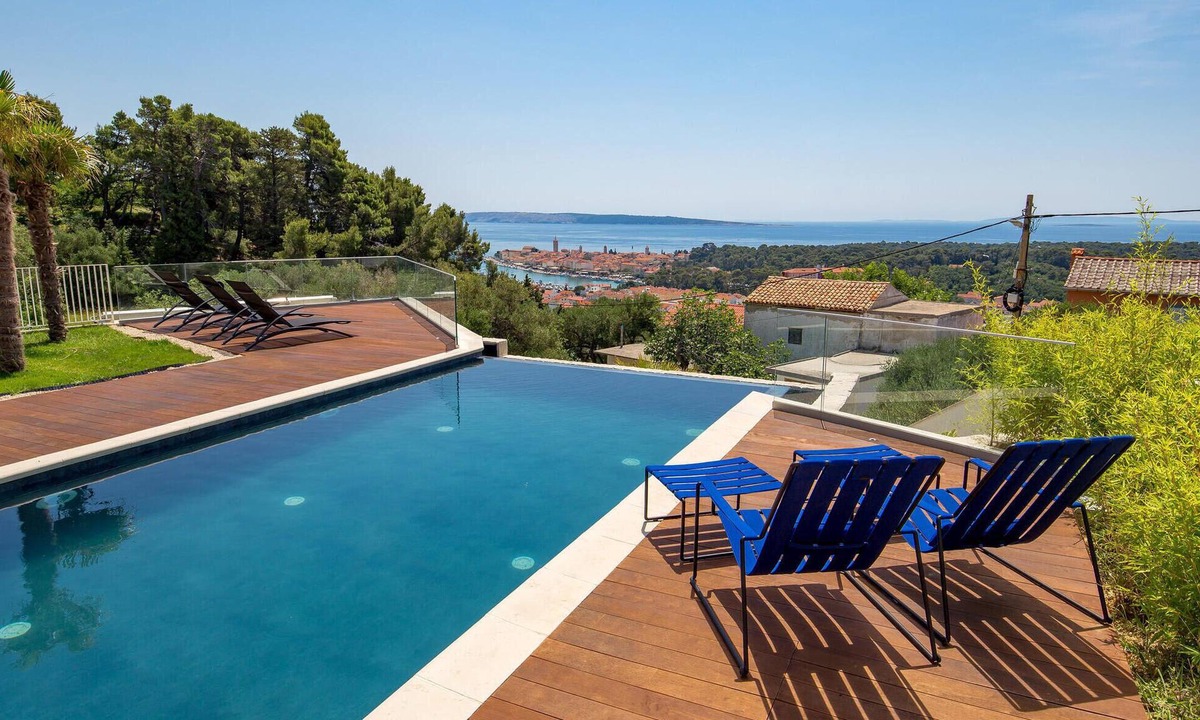 Palit House | Beach front home in Palit with sauna