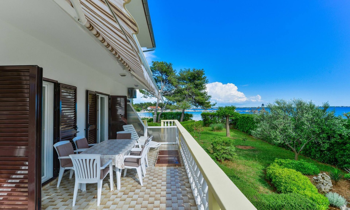Vir Apartment | Beachfront apartment Liverić 2