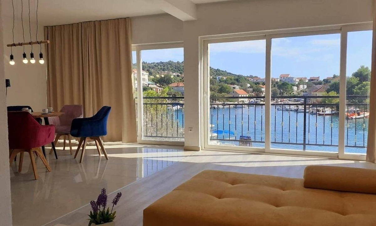 Razanj House | Beachfront house with hot tubRažanj, Rogoznica (K-19159)