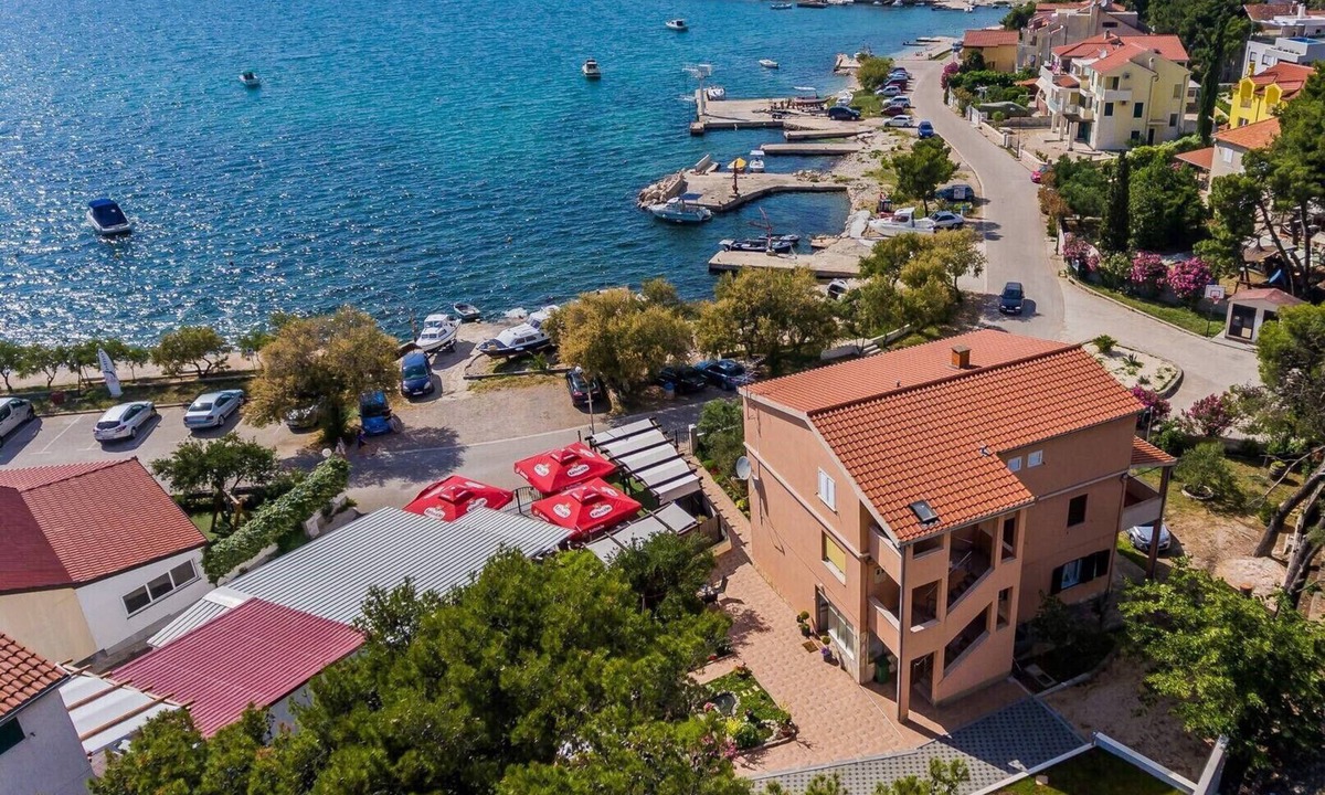Brodarica Apartment | Beachfront One Bedroom Apartment Savin