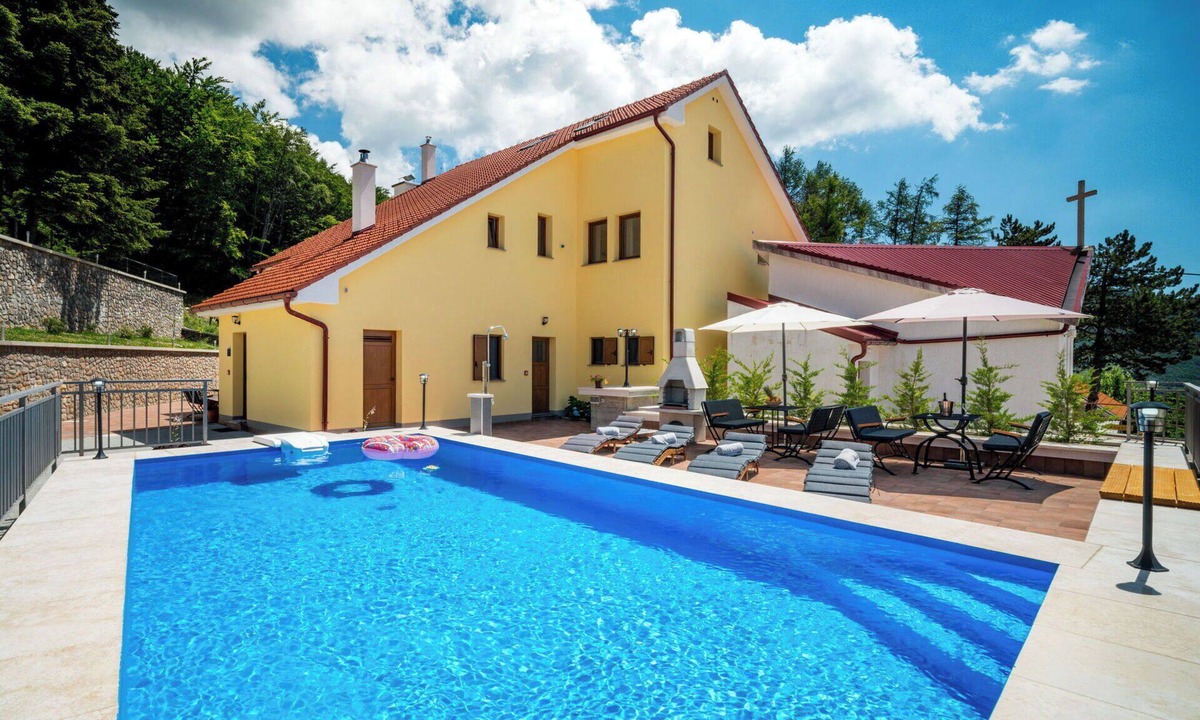Senj Apartment | Beautiful apartment for 4 people with WIFI, pool, TV, terrace and pets allowed