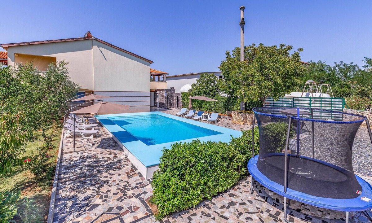 Liznjan Apartment | Beautiful apartment in Pula with outdoor swimming pool