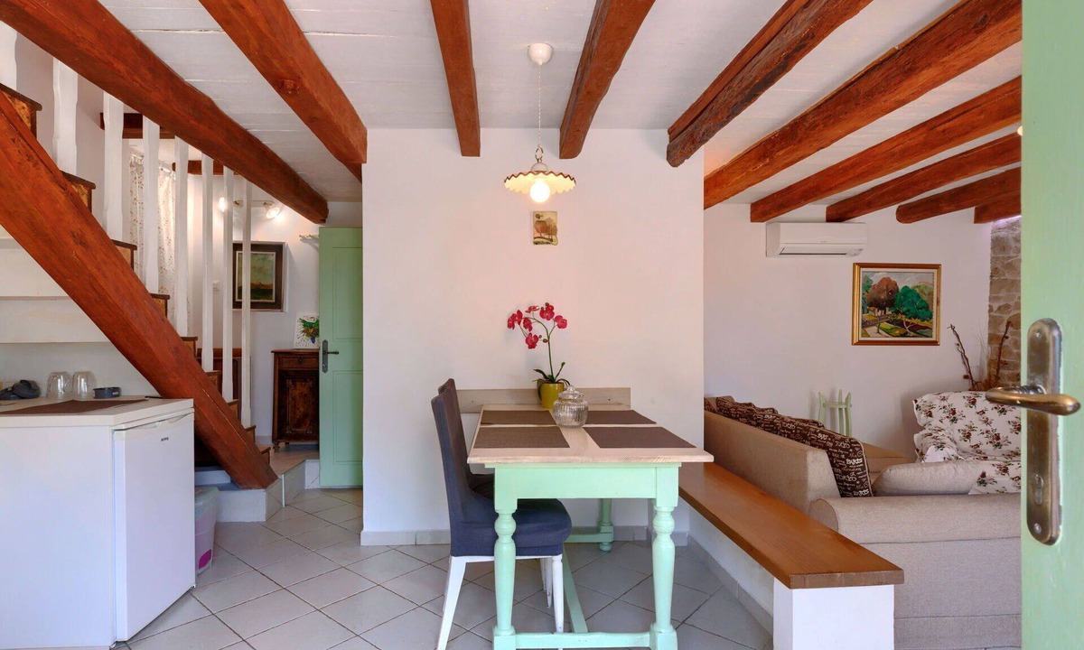 Kastelir House | Beautiful apartment in villa for 6 guests with WIFI, A/C, pool, TV, patio and pets allowed