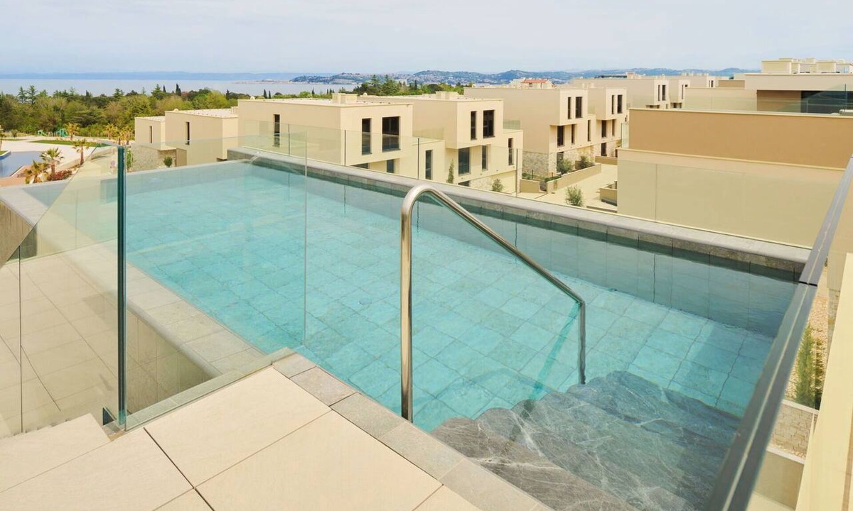 Savudrija House | Beautiful apartment in villa for 8 people with pool, A/C, hot tub, WIFI, TV and terrace