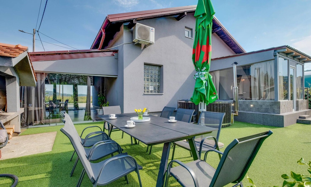 Karlovac House | Beautiful home in Ladvenjak with sauna