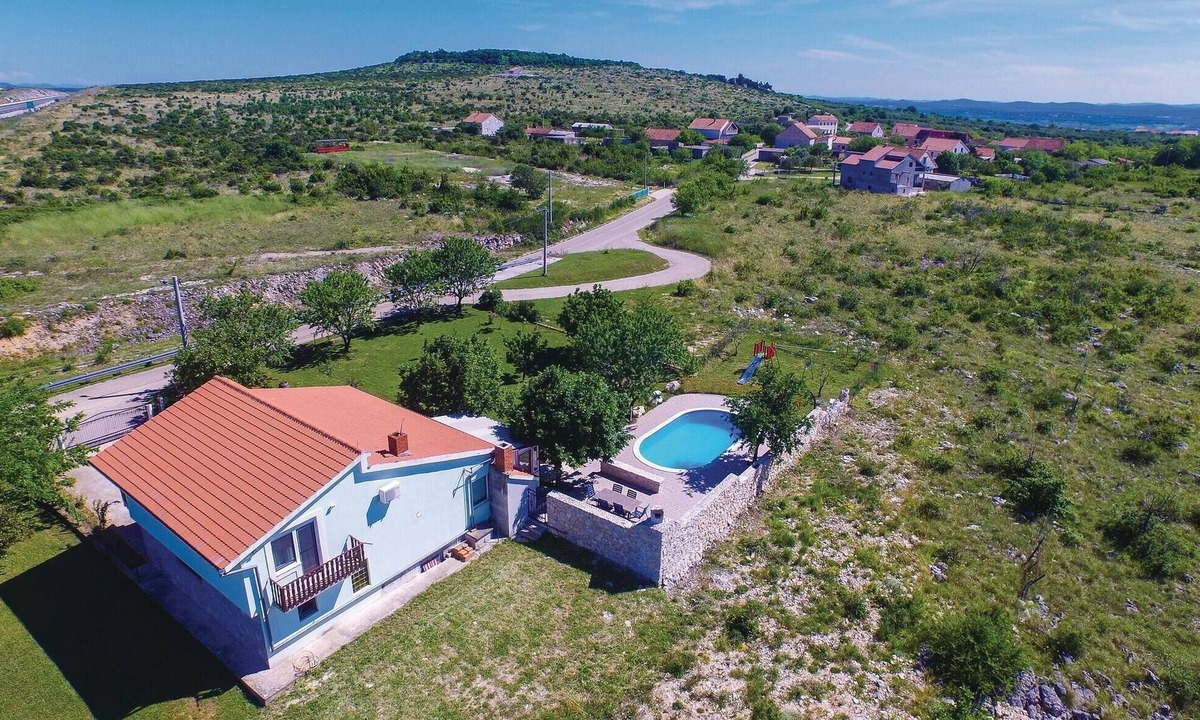 Benkovac House | Beautiful home in Nadin