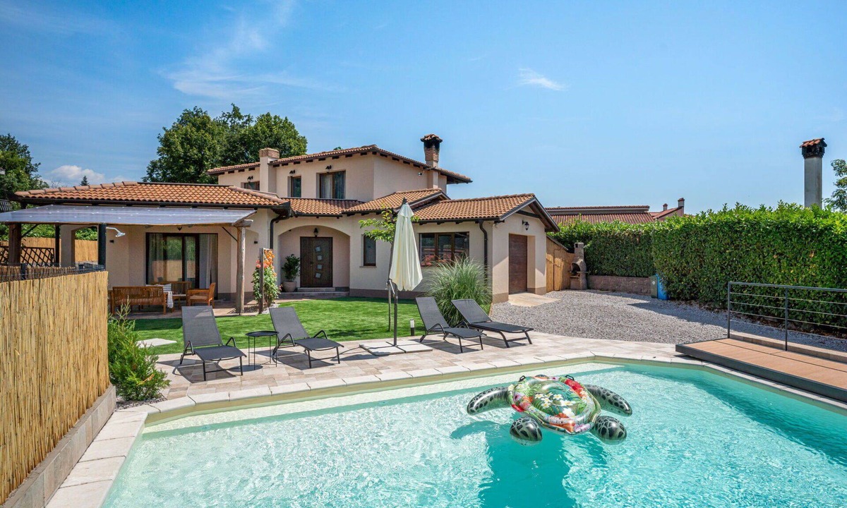 Viskovo House | Beautiful private villa for 8 guests with A/C, private pool, WIFI, TV, terrace and panoramic view