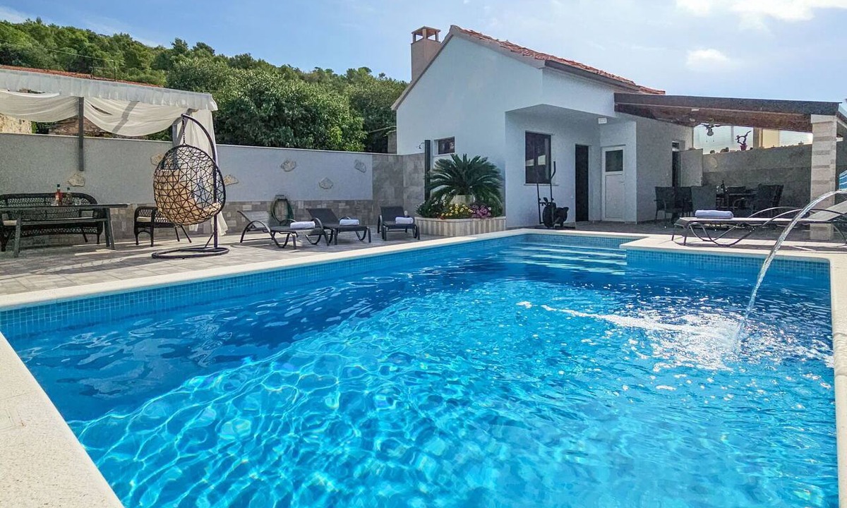 Marina House | Beautiful private villa for 6 guests with A/C, private pool, WIFI, TV, terrace and pets allowed
