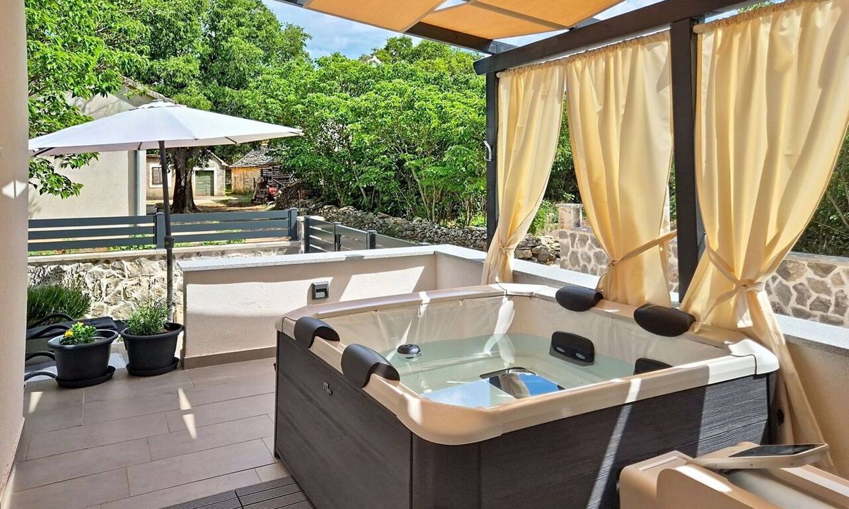 Oklaj House | Beautiful private villa for 2 guests with hot tub, internet, A/C, terrace and pets allowed