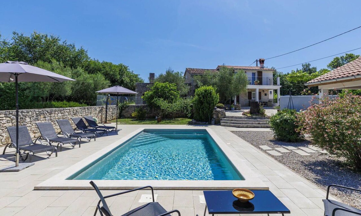 Paradiz House | Beautiful villa for 4 guests with A/C, WIFI, private pool, TV and terrace