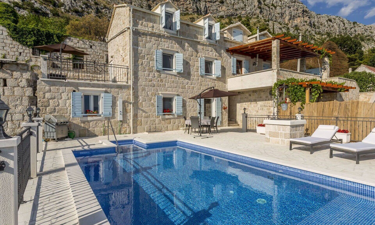 Jesenice House | Beautiful villa for 6 guests with A/C, WIFI, private pool, TV, patio and pets allowed