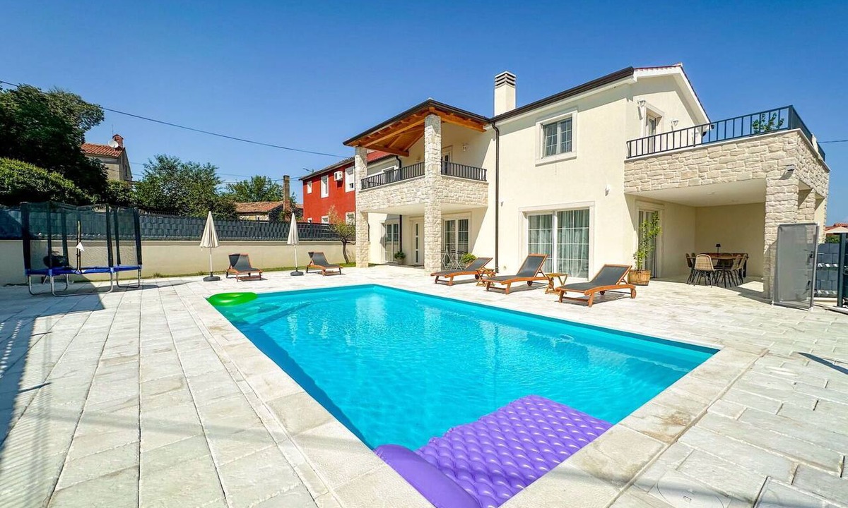 Nova Vas House | Beautiful villa for 6 people with WIFI, private pool, A/C, TV, terrace and pets allowed