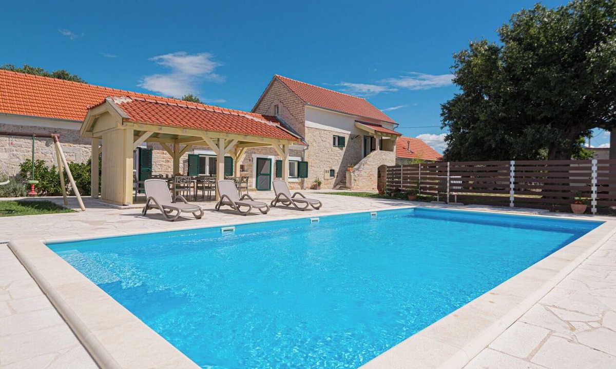 Oklaj House | Beautiful villa for 8 guests with WIFI, private pool, A/C, TV and patio