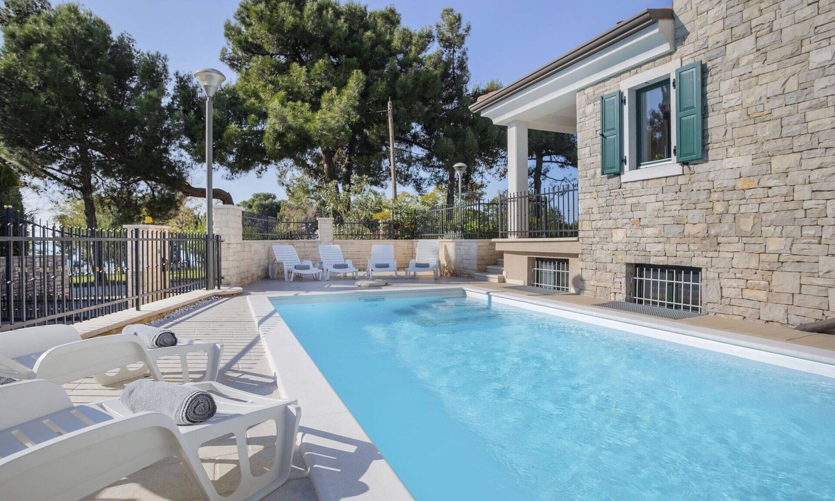 Basanija House | Beautiful villa for 8 people with WIFI, private pool, A/C, TV and terrace