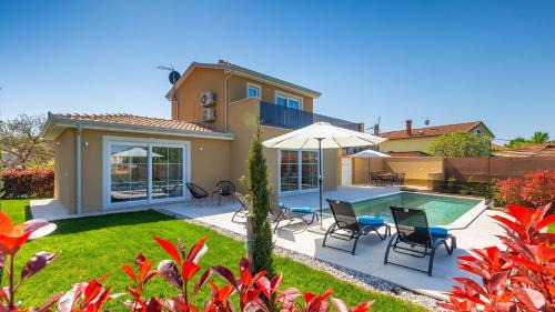 Vizinada Villa | Beautiful Villa Onit with outdoor pool in Vizinada