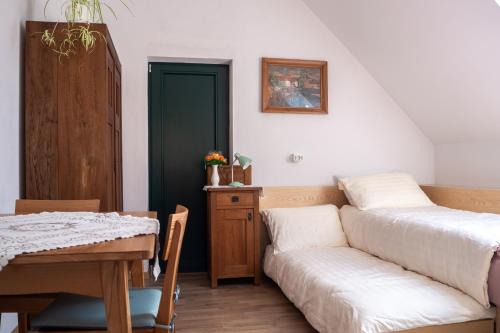 Ribnica Apartment | Beekeeping Kojek