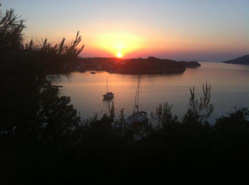 Supetarska Draga Bed & Breakfast | Belveder Deluxe Suite and Rooms